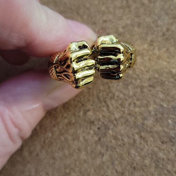 Golden Clenched fists ring one size - Picture 3 of 6